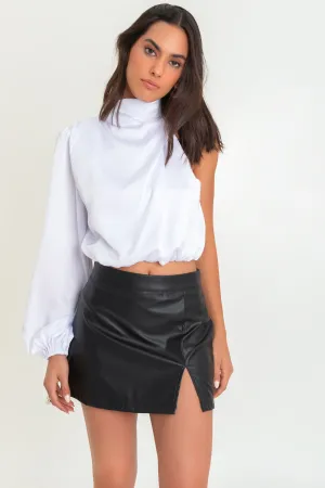 Blusa corta asimétrica de cuello plisado