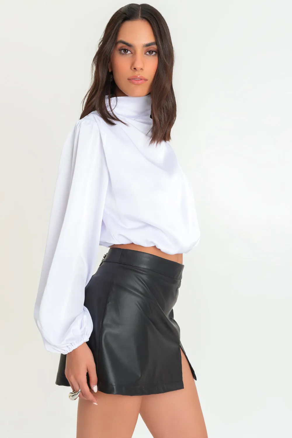 Blusa corta asimétrica de cuello plisado
