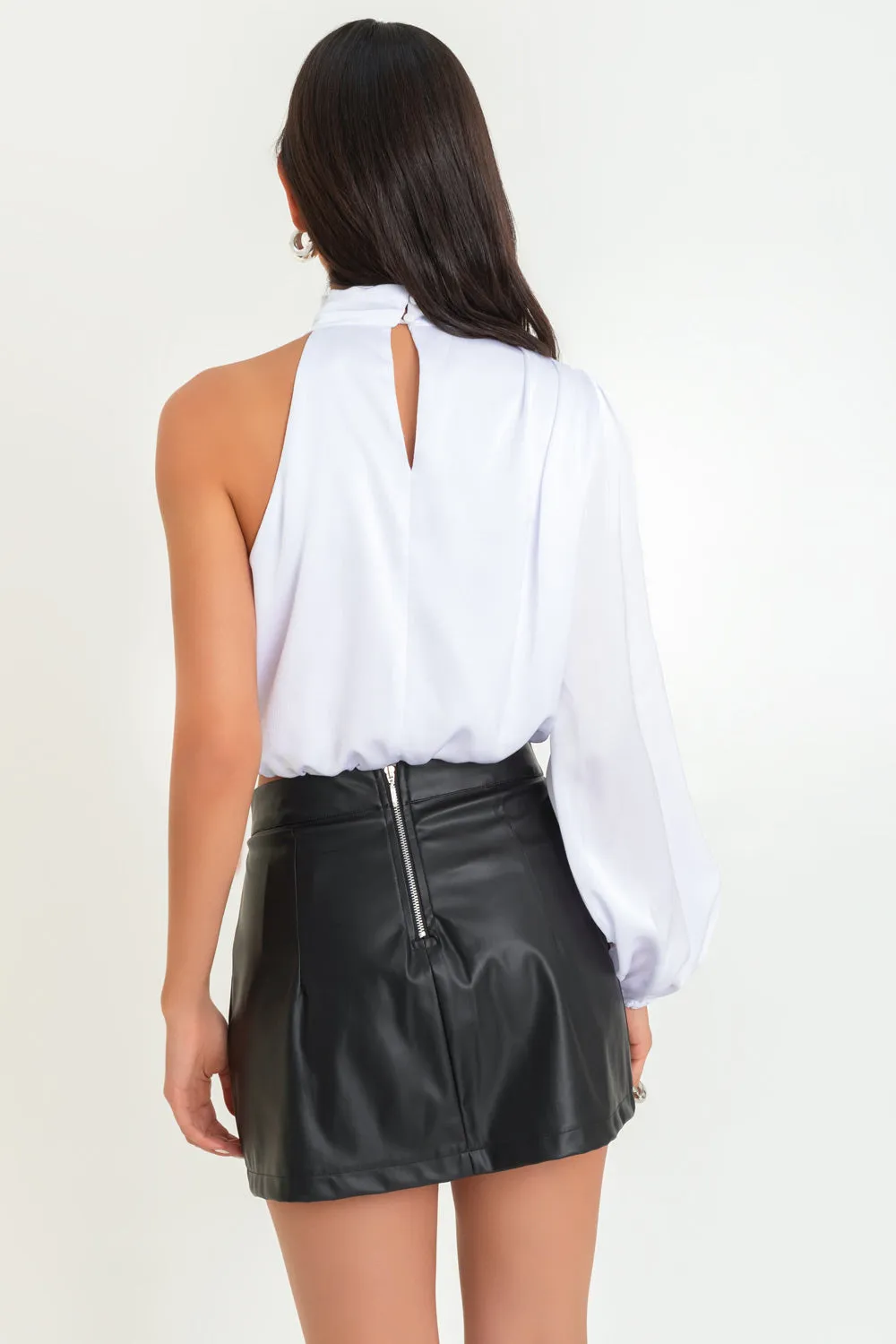 Blusa corta asimétrica de cuello plisado
