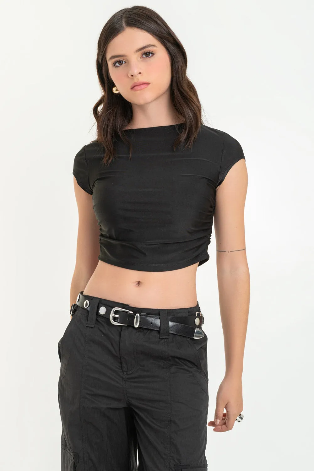 Crop top satinado de cuello barco con plisados