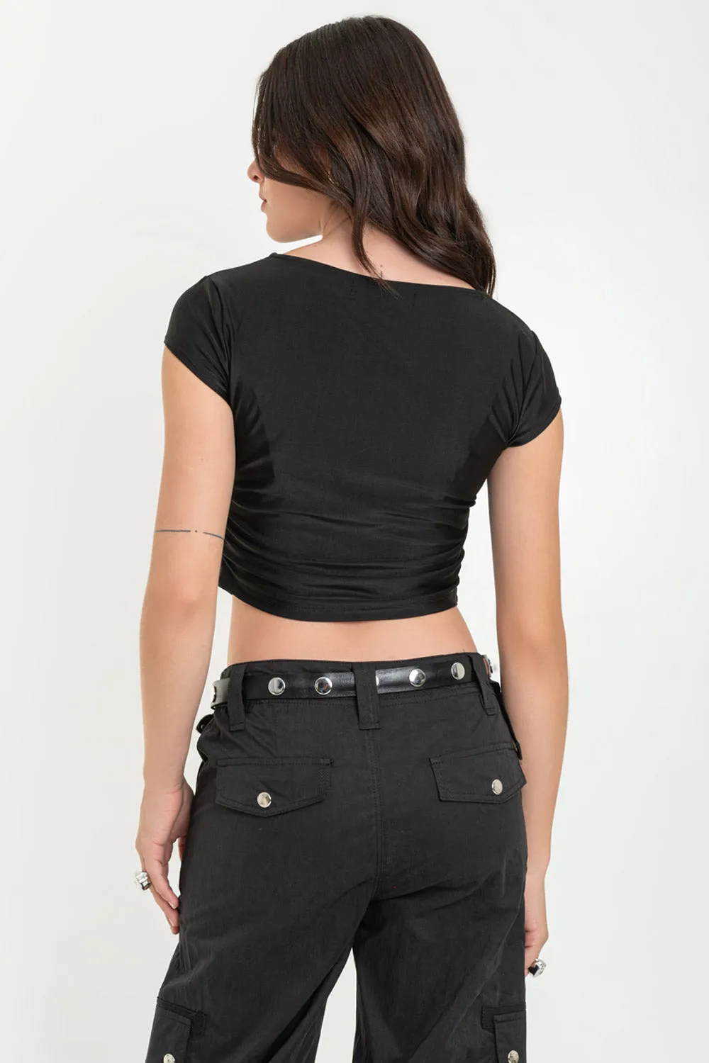 Crop top satinado de cuello barco con plisados