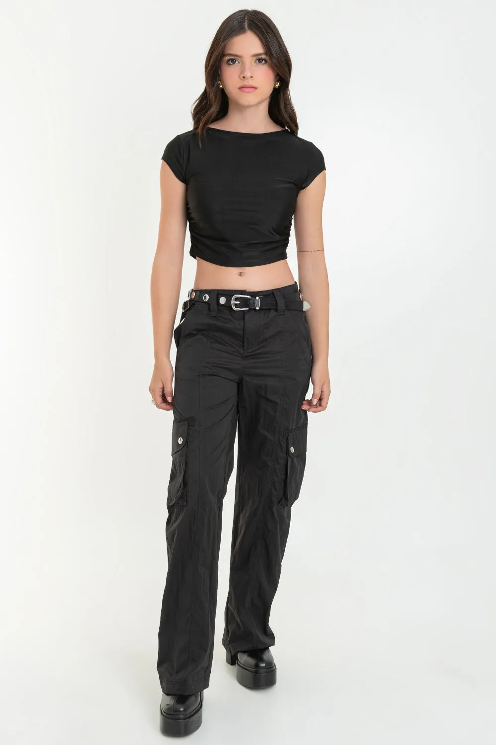 Crop top satinado de cuello barco con plisados