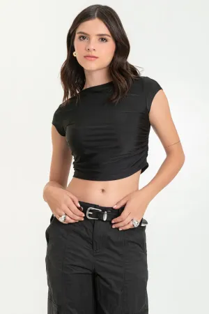 Crop top satinado de cuello barco con plisados
