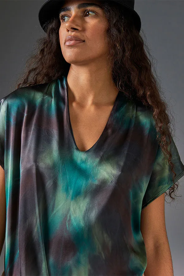 TIE & DYE STRETCH SATIN SHORT-SLEEVED V-NECK T-SHIRT