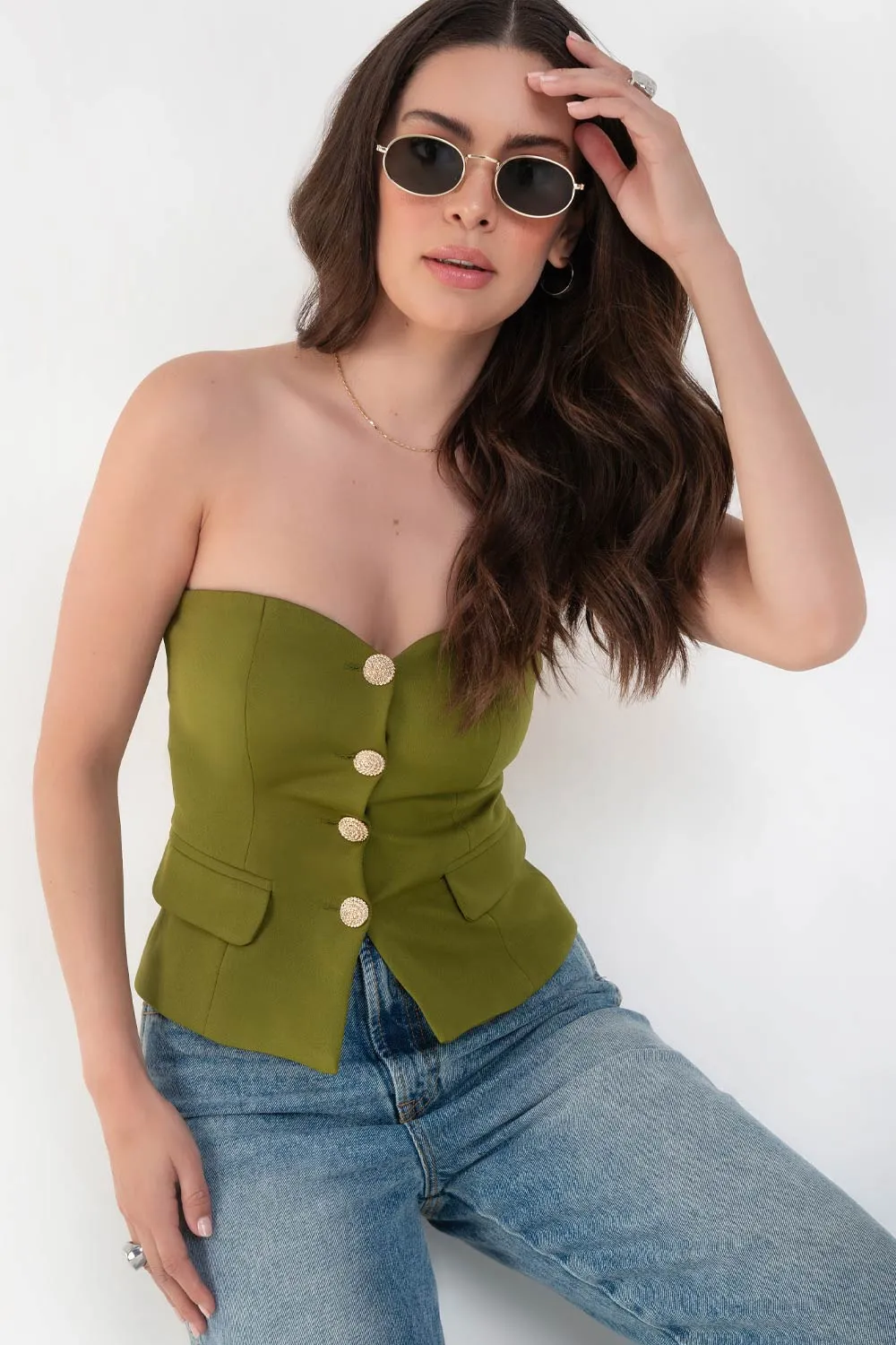 Top strapless escote corazón botones en contraste